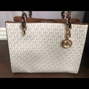 Micheal Kors Hand Bag